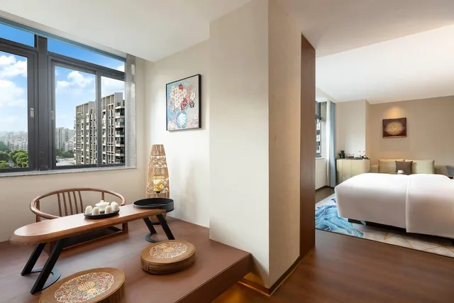 غرفة ديلوكس بسرير كينج، Ramada Encore by Wyndham Shantou Longhu 2/2
