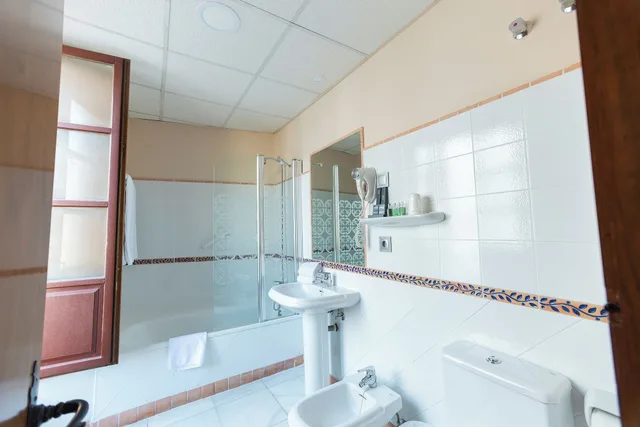 غرفة بسريرين منفصلين بإطلالة على الجبل، Hotel Mezquita 4/5