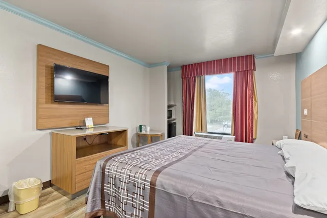 غرفة بسرير كينج للمدخنين، Regency Inn Fort Walton Beach 5/6