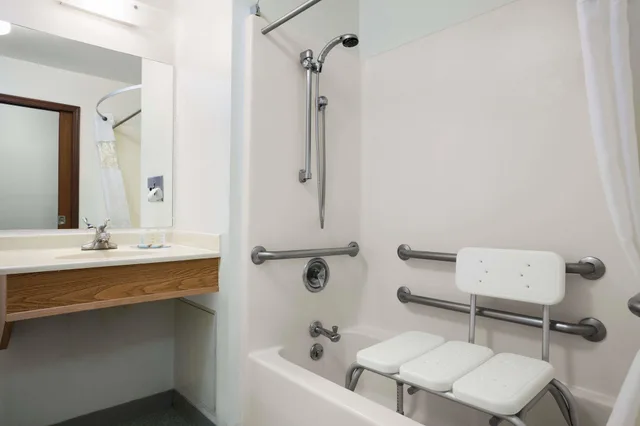 غرفة بسرير كينج لذوي الإعاقة، Travelodge By Wyndham Elko Nv 3/3