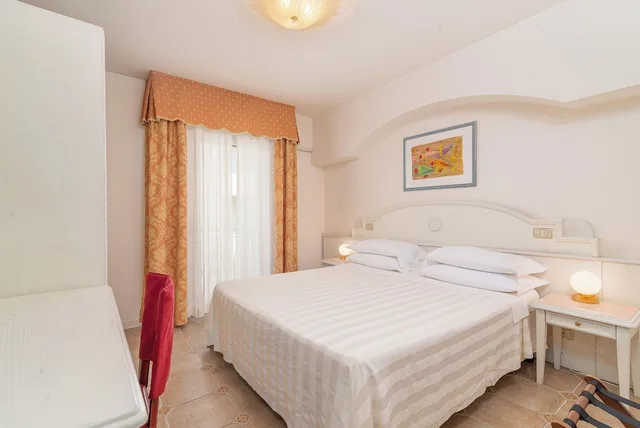 غرفة كلاسيكية بسرير مزدوج أو سريرين منفصلين، Hotel Universal 1/5