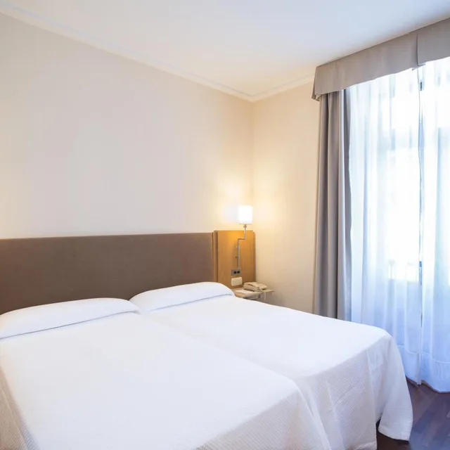 غرفة بسرير مزدوج أو سريرين منفصلين، Hotel Inglaterra 3/10
