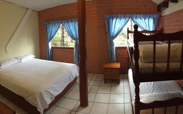 Willies, Cottage, Twin Beds, 3 Bunk Beds, 2 Queen Beds، Mile 36 Lodge 2/4