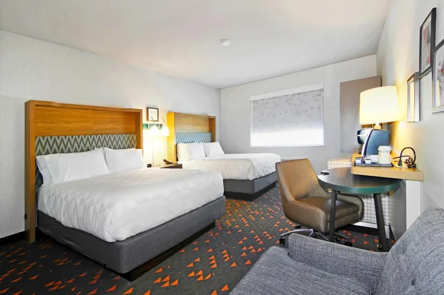 غرفة قياسية بسرير كينج وسريرين كوين، Holiday Inn & Suites Calgary Airport North 5/10