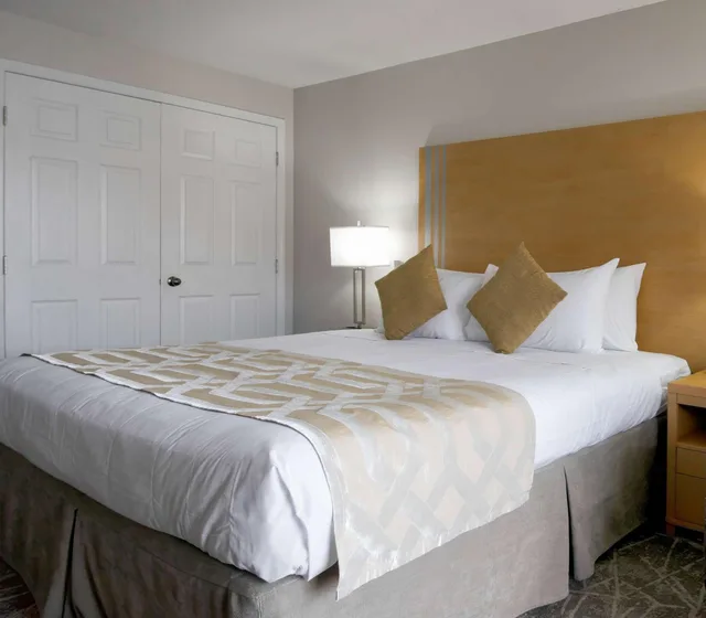 Coast, Queen Bed، Coast Osoyoos Beach Hotel 1/2