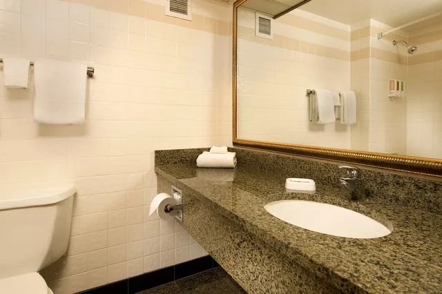 جناح بسريرين كوين بغرفتين مع أريكة بحوض استحمام لذوي الإعاقة، Drury Inn and Suites Paducah 3/5