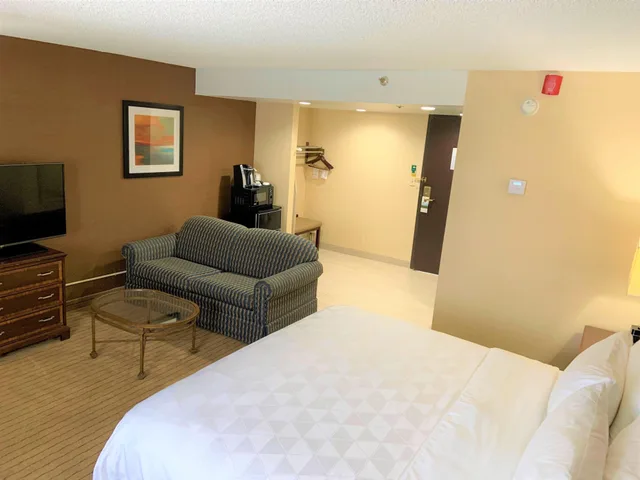 غرفة بسرير كينج، Holiday Inn Hotel & Suites Chicago-Carol Stream(Wheaton) 3/4