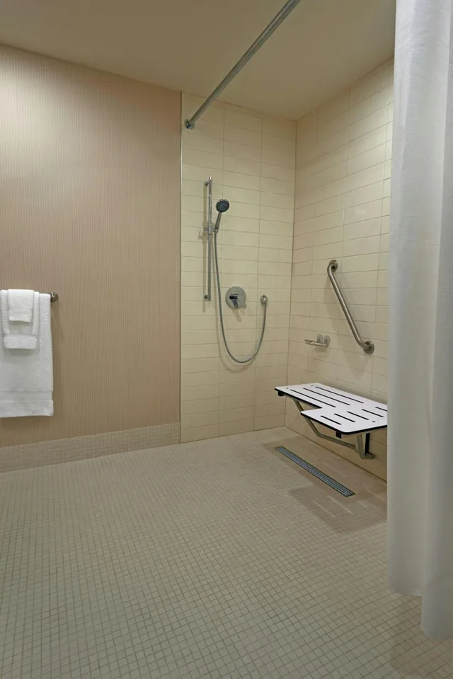 غرفة بسرير كينج وسرير كوين، Delta Hotels by Marriott Toronto Airport & Conference Centre 9/9