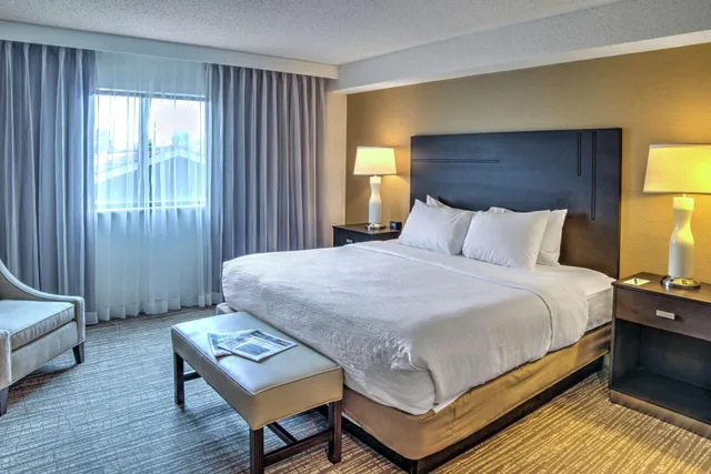 جناح بسرير كينج بغرفتين بحوض استحمام، Embassy Suites Indianapolis North 1/2