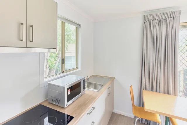 كابينة بسرير كوين وسرير بطابقين بغرفة نوم واحدة، RAC Busselton Holiday Park 8/8