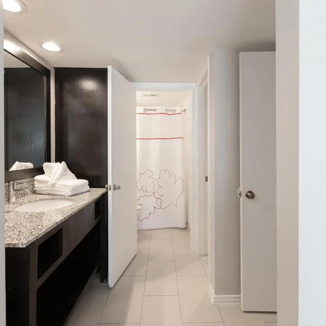 جناح بسرير كينج بغرفتي نوم، Craigshire Suites - Arlington 3/9