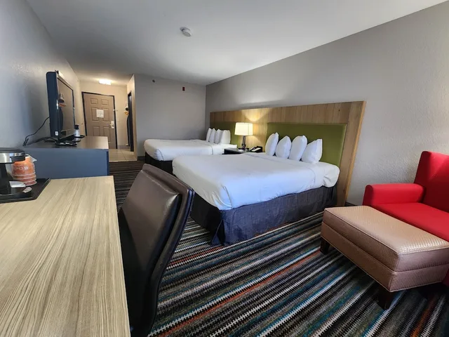 غرفة بسريرين كوين، Country Inn & Suites by Radisson, Topeka West, KS 4/7