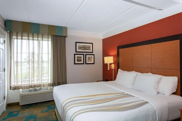 غرفة بسرير كينج لذوي الإعاقة، La Quinta Inn & Suites by Wyndham Jacksonville Butler Blvd 1/10