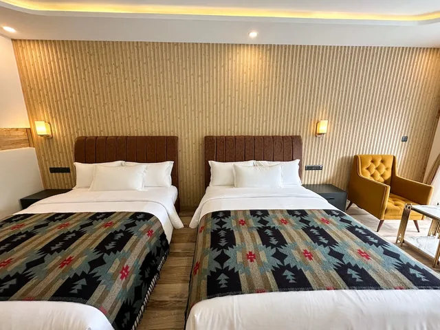 Luxury, 1 King or 2 Queen Beds, Pool View, Balcony، Lake View Resort 3/8