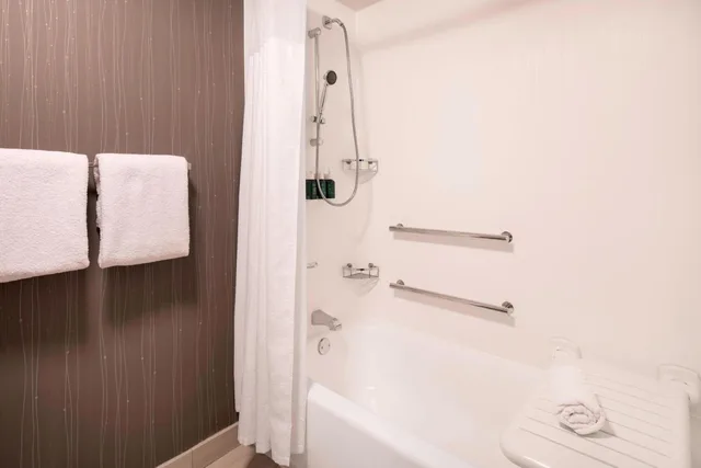 غرفة بسرير كينج بحوض استحمام لذوي الإعاقة، Courtyard By Marriott Denver Airport 8/10