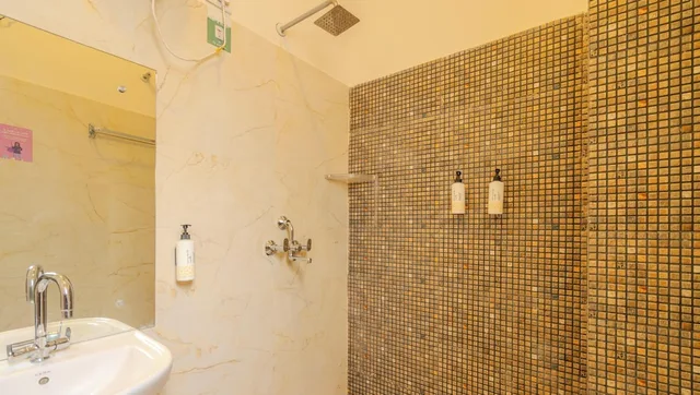 Private, Deluxe, Queen Bed، Zostel Jaipur 6/8