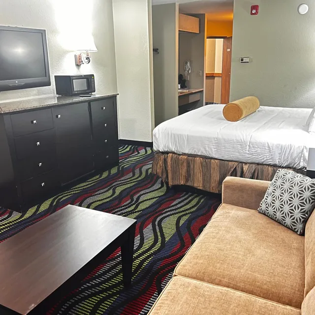 Studio, King Bed, Apple Tree Inn and Suites 2/4