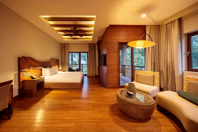 Junior Suite, King Bed, Ocean View, Indura Beach & Golf Resort Curio Collection by Hilton 2/4