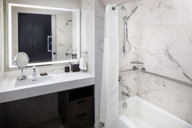 غرفة ديلوكس بسرير كينج مع أريكة بحوض استحمام لذوي الإعاقة، Hilton Aventura Miami 4/4
