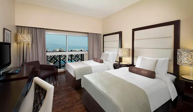 غرفة بسريرين منفصلين بإطلالة على المسبح، Crowne Plaza Jordan Dead Sea Resort and Spa 3/4