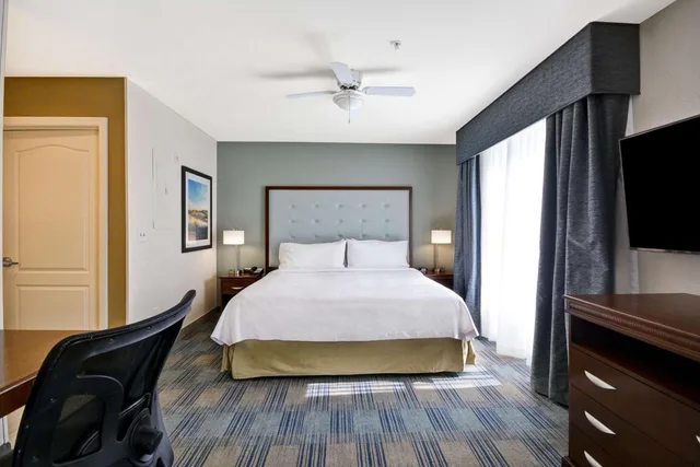 غرفة بسرير كينج مع أريكة لذوي الإعاقة، Homewood Suites Wilmington Mayfaire 2/4