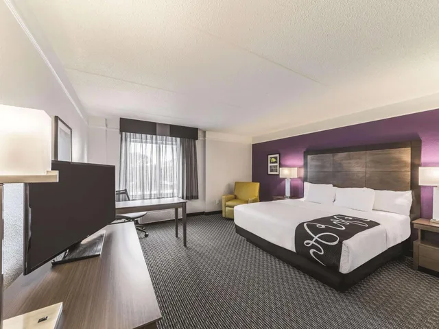 Room, King Bed, Bathtub, Accessible, La Quinta Inn & Suites by Wyndham Austin Airport 2/5