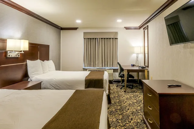 غرفة قياسية بسريرين مزدوجين، Woodbine Hotel and Suites 1/5