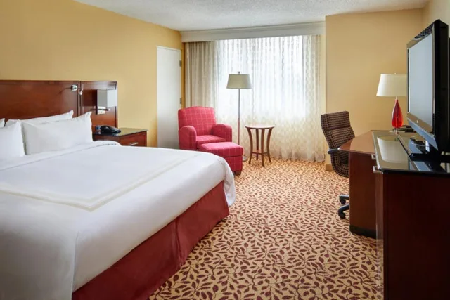 غرفة بسرير كينج، Wyndham Cleveland Airport 2/3