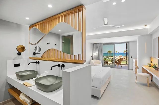 غرفة بريميوم بسرير كينج بإطلالة على البحر، Ventale Island Breeze Resort 2/2