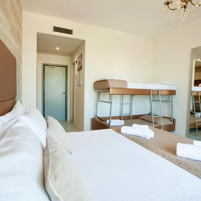 غرفة رباعية بإطلالة على البحر، Hotel Maestri 6/10