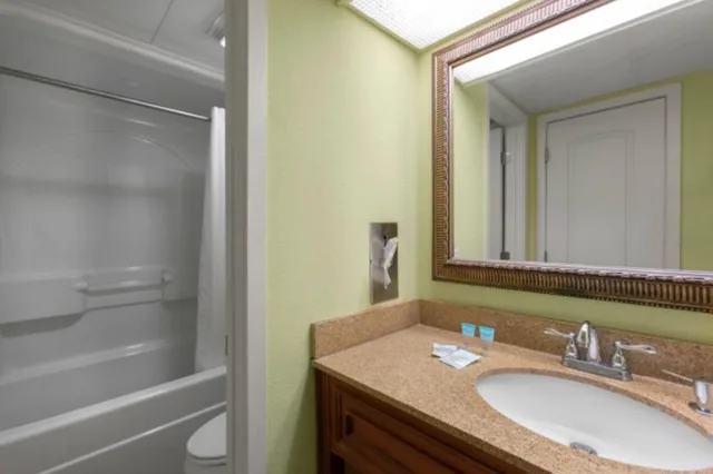 جناح بسرير كوين بإطلالة على البحر، Monterey Bay Suites 3/6