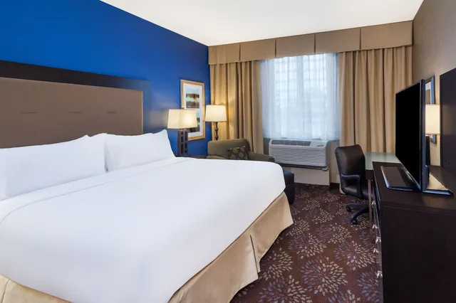 غرفة قياسية بسرير كينج، Holiday Inn Terre Haute 2/6