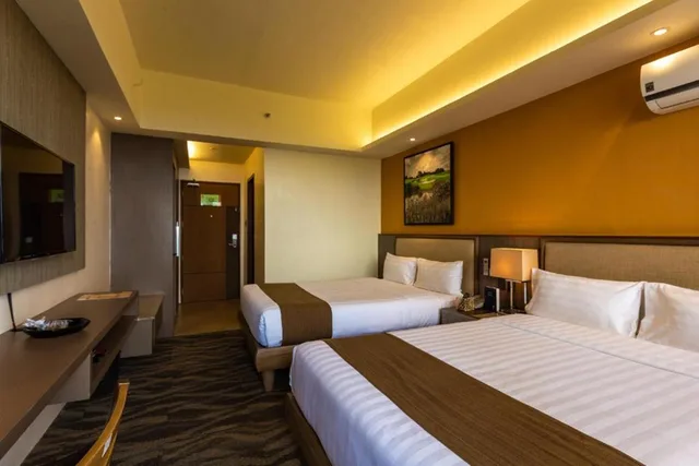 غرفة ديلوكس مزدوجة بإطلالة على البحيرة بشرفة، Splendido Tagaytay Hotel and Country Club 1/3