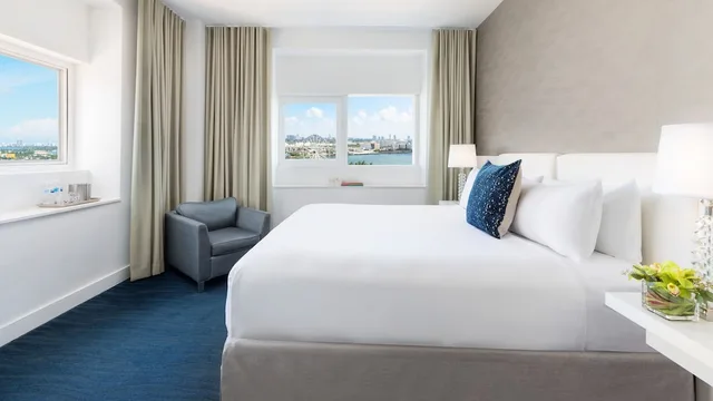 Trendy, King Bed, Bay View، YVE HOTEL MIAMI 1/4