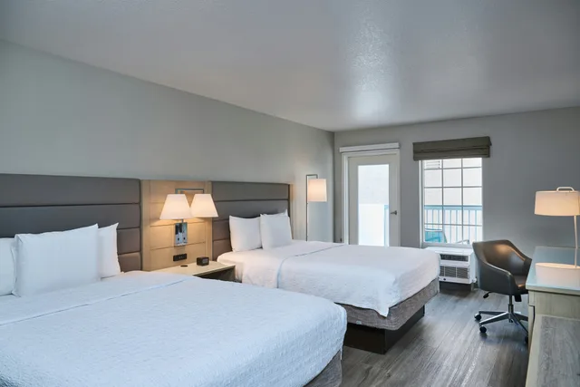 غرفة بسريرين كوين بشرفة، Hampton Inn and Suites Hermosa Beach 1/5