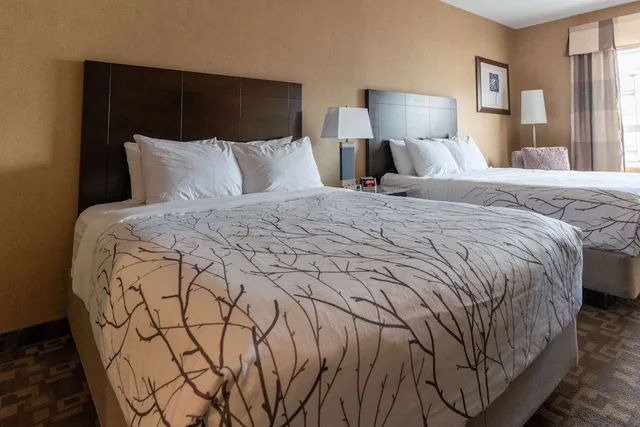 جناح عائلي بسريرين كوين مع أريكة، Best Western Plus South Edmonton Inn and Suites 1/8