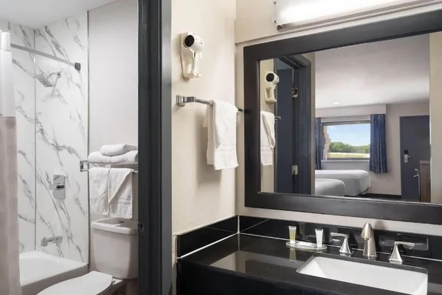 غرفة بسرير كينج، Days Inn & Suites by Wyndham Byram 2/2