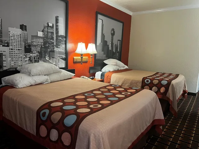 غرفة بسريرين كوين بحوض استحمام لذوي الإعاقة، Super 8 By Wyndham Brookshire Tx 1/10