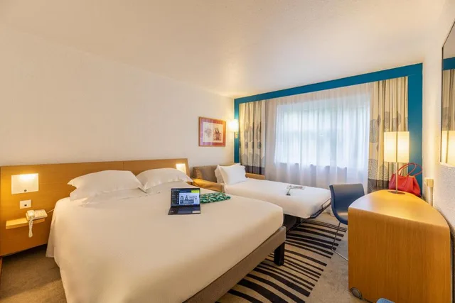 غرفة ثلاثية، B&B Hotel Lyon Nord 4 Stars 2/4