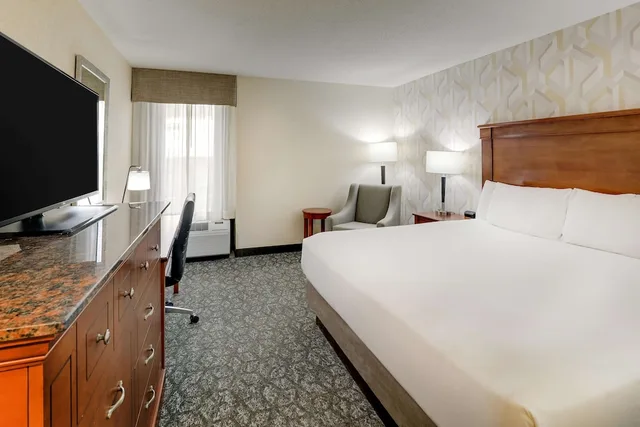 غرفة بسرير كينج بحوض استحمام في طابق مرتفع لذوي الإعاقة، Drury Inn & Suites Marion 4/6