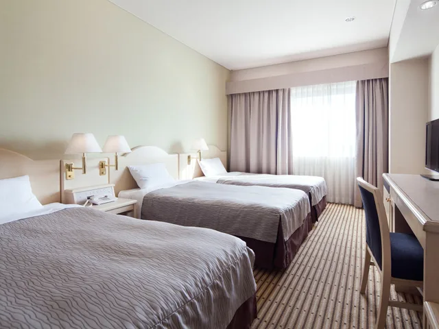 غرفة قياسية بسريرين منفصلين مع سرير إضافي في المبنى الرئيسي، Hotel Nikko Narita 1/2