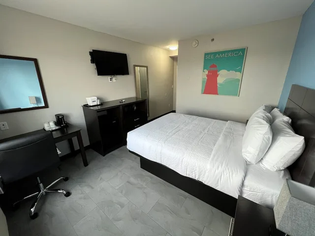 غرفة بسرير كوين، Travelodge by Wyndham Ozone Park 1/3