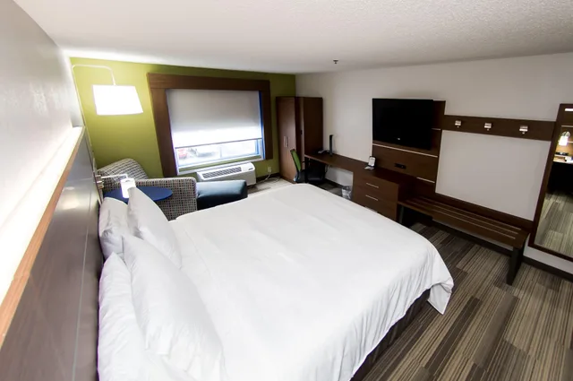 غرفة بسرير كينج، Holiday Inn Express Hotel And Suites Statesville 1/6