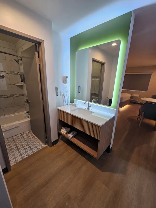 غرفة بسرير كينج، Triplodge Hotel Santa Clarita/Valencia 5/5