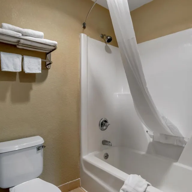 غرفة قياسية بسرير كوين في طابق مرتفع، Quality Inn Phenix City Columbus 7/8