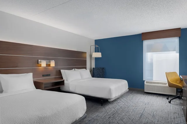 Room, 2 Queen Beds, Sofa, Holiday Inn Express Hotel Suites Bentonville 2/6
