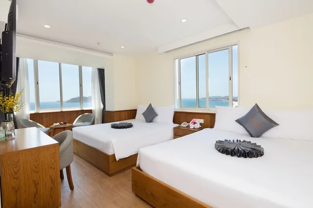 غرفة بريميير رباعية بسريرين كينج بإطلالة على البحر، Quang Vinh Hotel 1/1