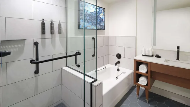 جناح بسرير كينج بشرفة بغرفة نوم واحدة، Rivers Edge Hotel Portland Tapestry Collection by Hilton 2/2
