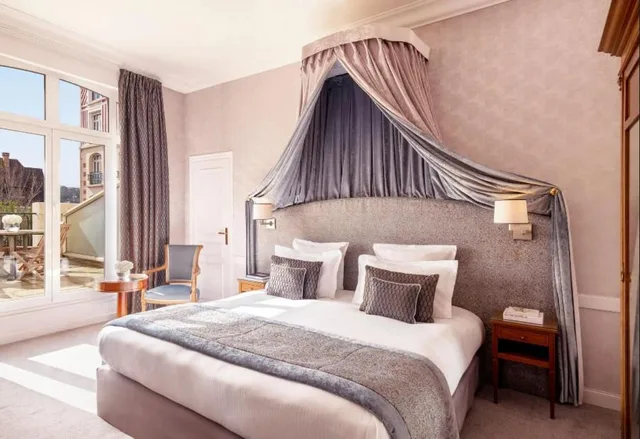غرفة ديلوكس بشرفة، Hotel Barriere Le Royal Deauville 2/3