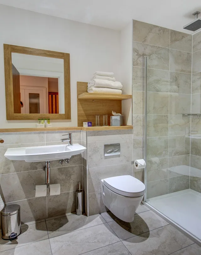 غرفة ديلوكس عائلية بسرير مزدوج وسرير بطابقين وسرير بطابقين، Kingsmills Hotel 3/6